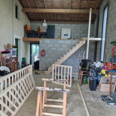 Fabrication et pose d'un escalier en bois avec rambarde