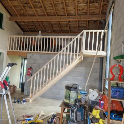 Fabrication et pose d'un escalier en bois avec rambarde