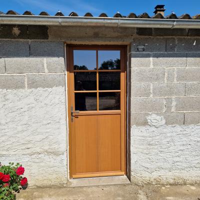 Pose d'une porte extérieure en bois 