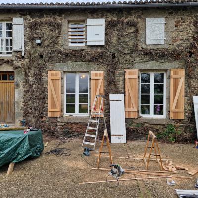 Fabrication et pose de volets en Red Cedar